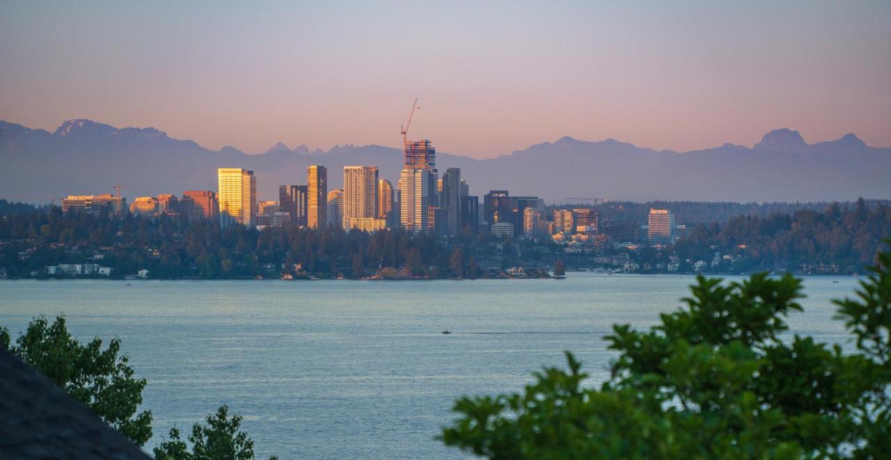 Sunrise On Lake Washington Villa Seattle Exterior photo