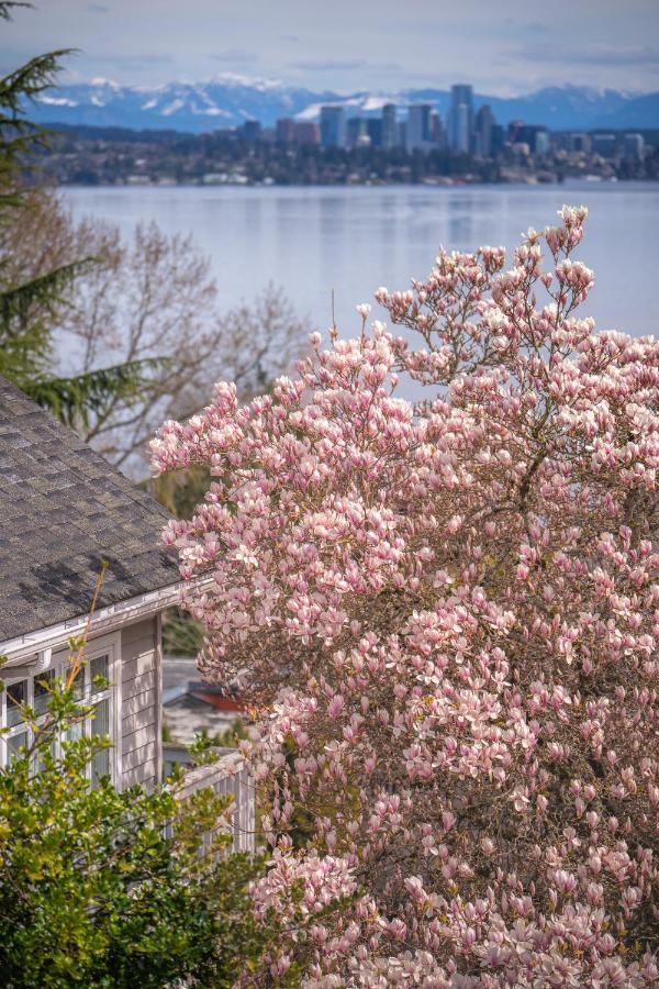 Sunrise On Lake Washington Villa Seattle Exterior photo