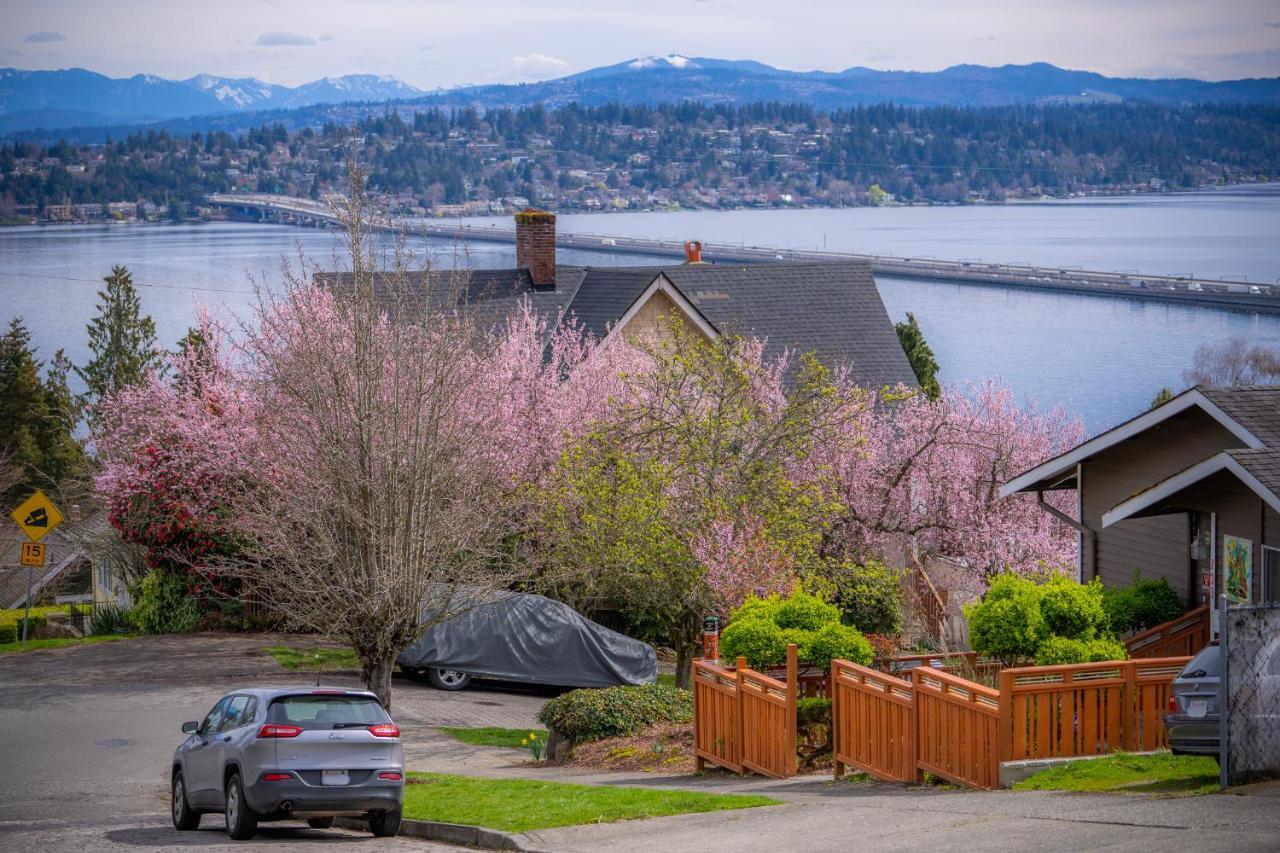 Sunrise On Lake Washington Villa Seattle Exterior photo