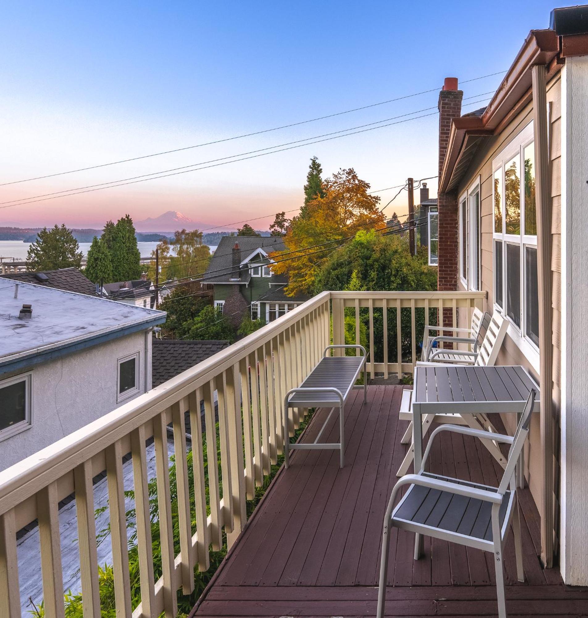 Sunrise On Lake Washington Villa Seattle Exterior photo