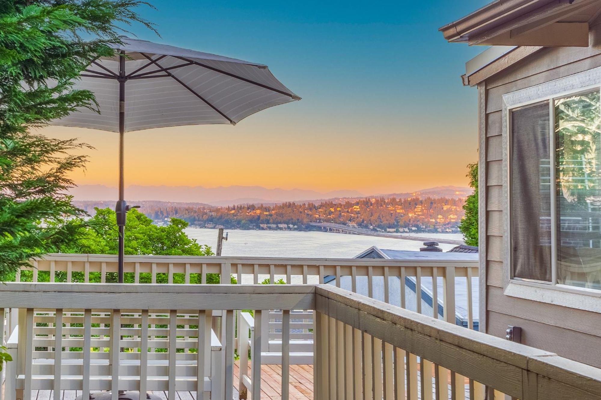 Sunrise On Lake Washington Villa Seattle Exterior photo
